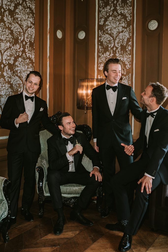 Nonchalante groepsfoto's van de mannen tijdens een huwelijk