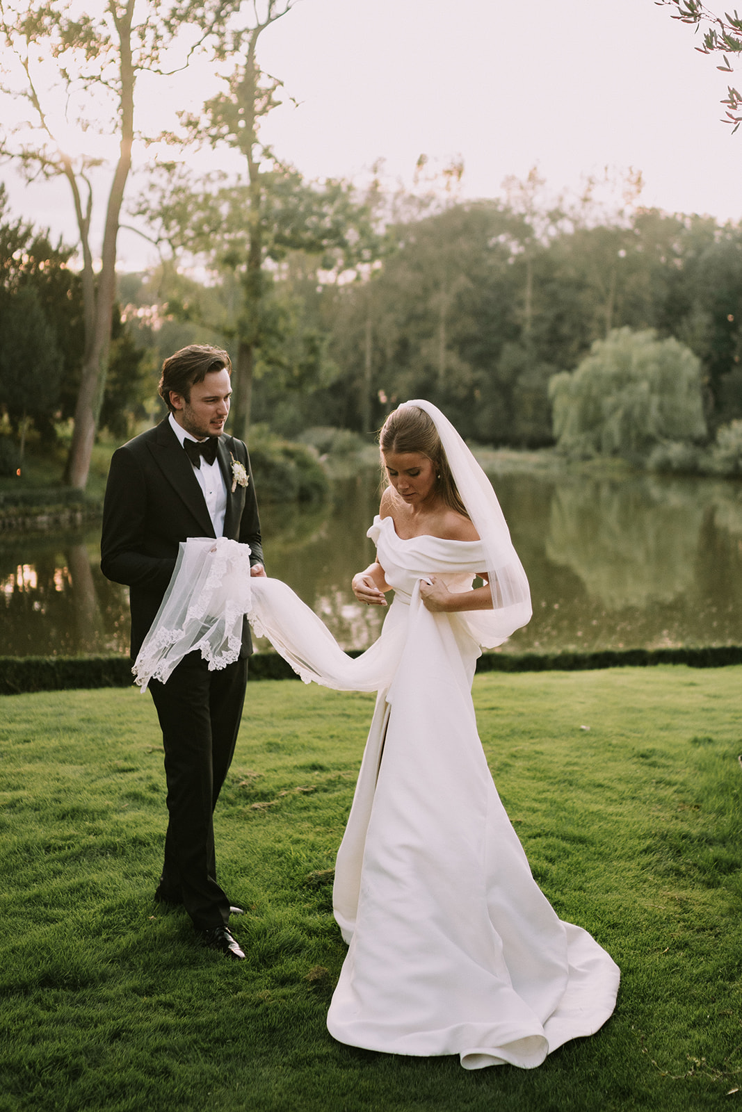 Tips voor koppelfoto's met een editorial touch: Bride and groom are having a romantic moment during golden hour shoot