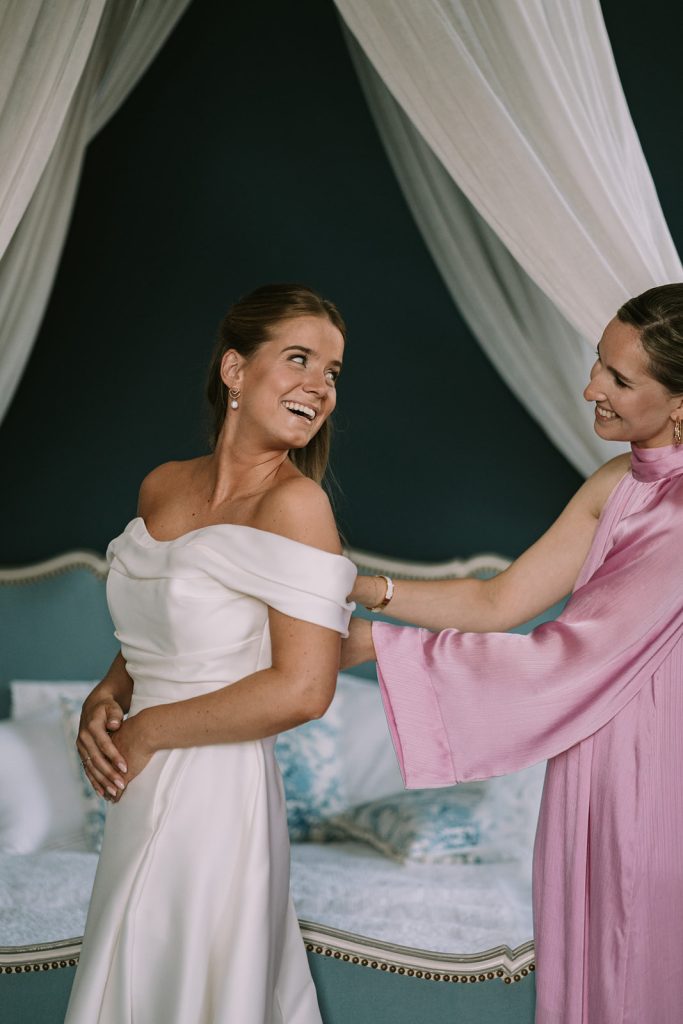 Bridal geting ready in Chateau Bayard