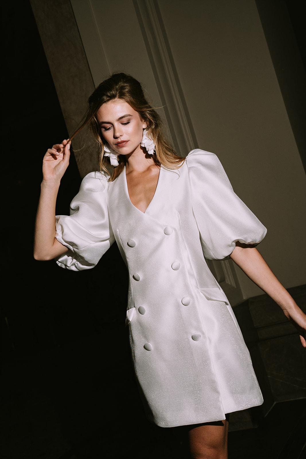 Bruid in een korte moderne jurk van Marylise bridal