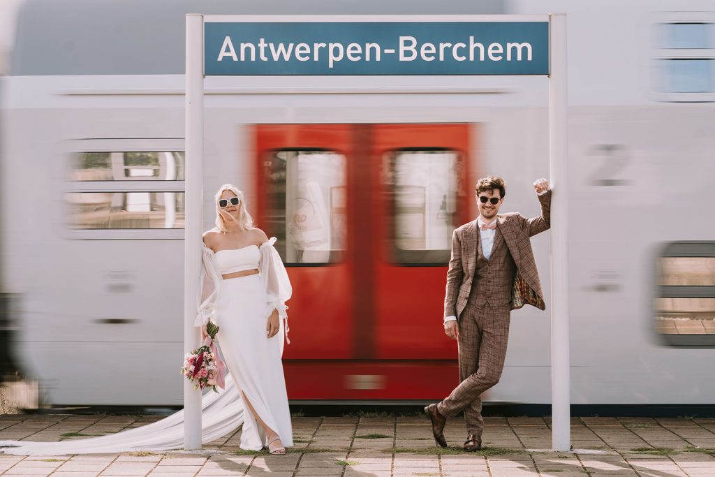 getrouwd koppel in station Antwerpen Berchem