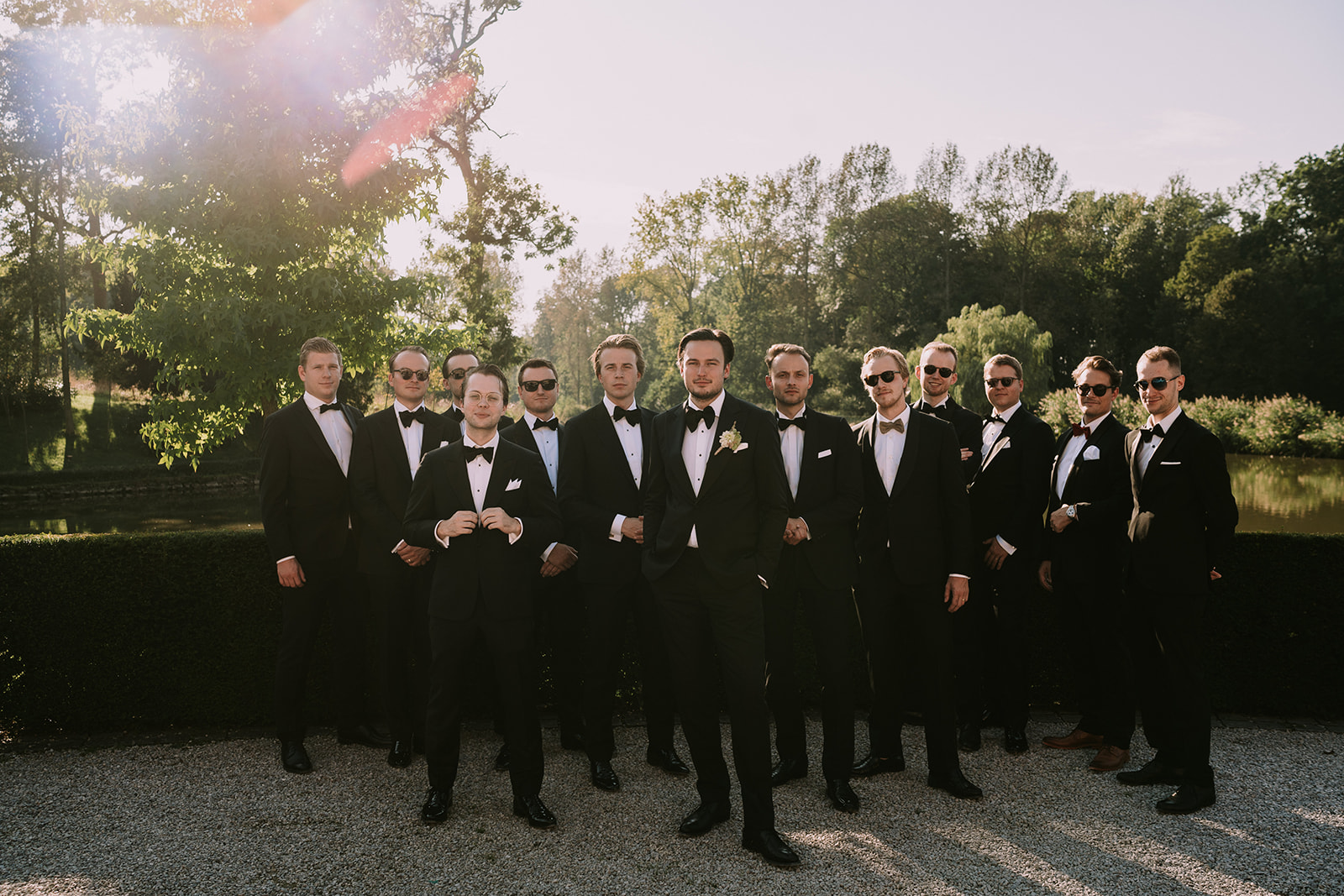 Stoere groepsfoto van de bruidegom en zijn vrienden tijdens golden hour in Chateau Bayard