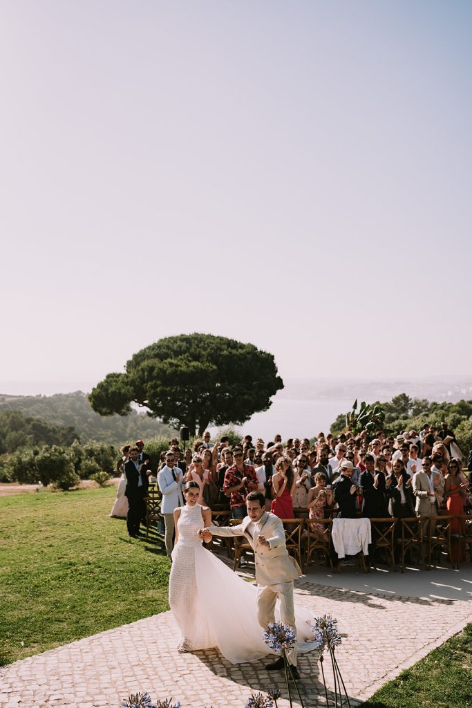 getrouwd koppel tijdens hun uittrede na hun ceremonie in Lissabon