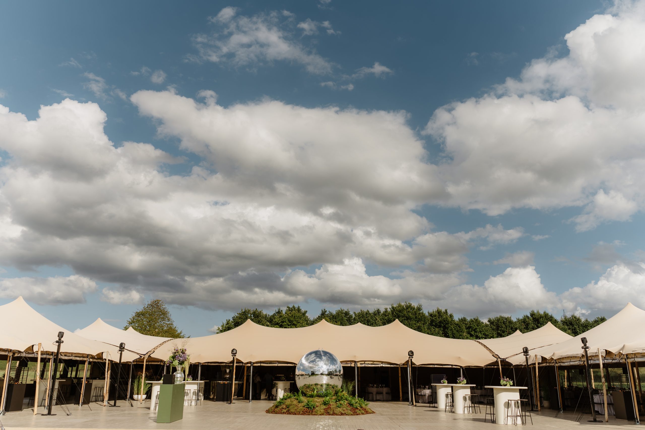 luxe tent huwelijk in disco thema